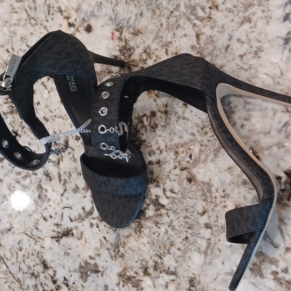 Michael Kors Women's Kelli Logo Print Charm Detail Sandals SZ 10 New - Picture 1 of 16